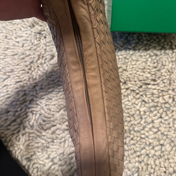BOTTEGA VENETA Tan Intrecciato leather buttery soft handbag Authentic w/box - Picture 4 of 11